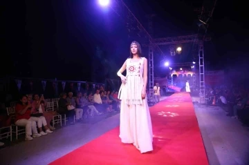 &rsquo;Kilikya&rsquo;dan Cumhuriyet&rsquo;e kıyafet sunumu g&ouml;z kamaştırdı
