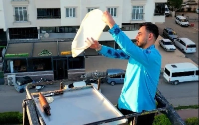 Kilis katmeri g&ouml;ky&uuml;z&uuml;nde a&ccedil;ıldı: Metrelerce y&uuml;ksekteki vincin sepetinde katmer a&ccedil;tı
