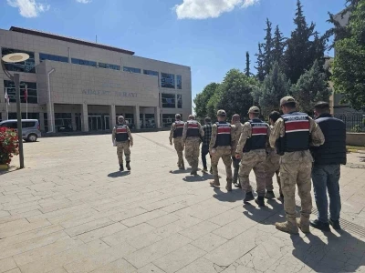 Kilis&rsquo;te sit alanında ka&ccedil;ak kazı yapan 5 ş&uuml;pheli su&ccedil;&uuml;st&uuml; yakalandı
