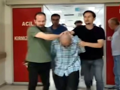 Kimlik soran bek&ccedil;iyi g&ouml;ğs&uuml;nden bı&ccedil;aklayarak ağır yaraladı