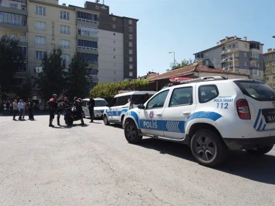Kıraathanede husumetlisini av t&uuml;feğiyle vurdu
