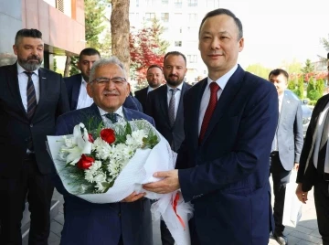 Kırgızistan Ankara B&uuml;y&uuml;kel&ccedil;isi Kazakbaev&rsquo;den Başkan B&uuml;y&uuml;kkılı&ccedil;&rsquo;a ziyaret
