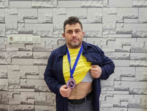 Kırık kaburgasına rağmen pes etmedi, d&uuml;nya &uuml;&ccedil;&uuml;nc&uuml;s&uuml; oldu
