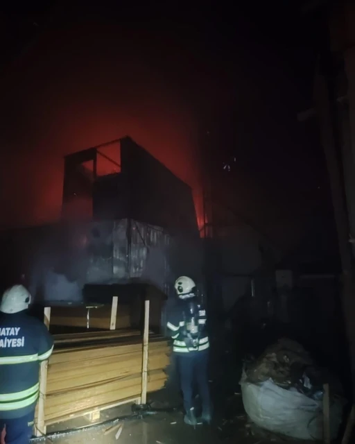 Kırıkhan&rsquo;da PVC fabrikasında &ccedil;ıkan yangın s&ouml;nd&uuml;r&uuml;ld&uuml;
