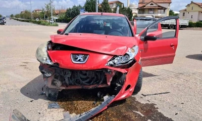 Kırıkkale&rsquo;de iki otomobil &ccedil;arpıştı: 1 yaralı
