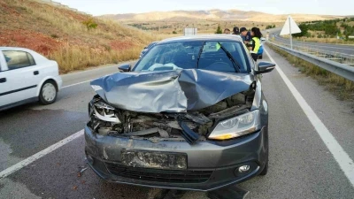 Kırıkkale&rsquo;de iki otomobil &ccedil;arpıştı: 4 yaralı