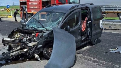 Kırıkkale&rsquo;de kamyonet ile otomobil &ccedil;arpıştı: 3 yaralı
