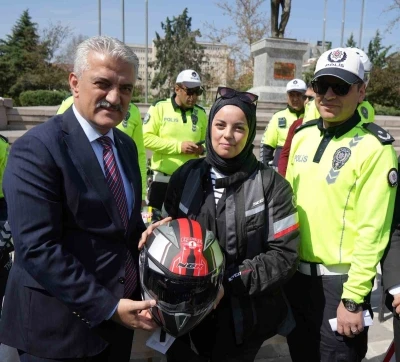 Kırıkkale&rsquo;de motosiklet s&uuml;r&uuml;c&uuml;lerine kask hediye edildi
