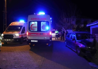 Kırıkkale&rsquo;de otomobil bah&ccedil;e duvarına &ccedil;arptı: 3 yaralı
