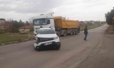 Kırıkkale&rsquo;de otomobil ile hafriyat kamyonu &ccedil;arpıştı: 1 yaralı
