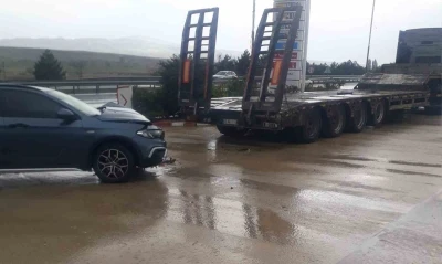 Kırıkkale&rsquo;de otomobil park halindeki &ccedil;ekiciye &ccedil;arptı: 2 yaralı
