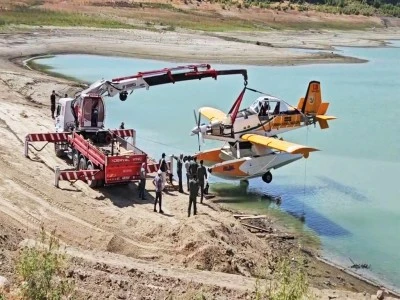 Kırıma uğrayan yangın s&ouml;nd&uuml;rme u&ccedil;ağı g&ouml;lden &ccedil;ıkarıldı