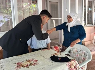 Kırklareli Jandarması, şehit anneleri ve babalarının elini &ouml;pt&uuml;
