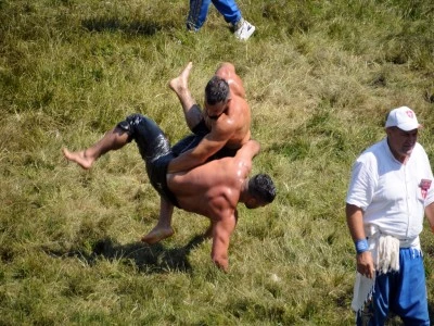 Kırkpınar&rsquo;da favori başpehlivanlar rakiplerini yenerek son 16&rsquo;ya kaldı