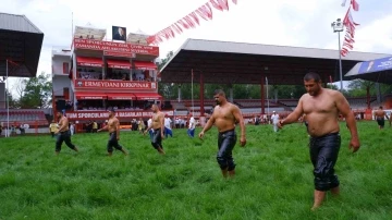 Kırkpınar&rsquo;da ilk g&uuml;n m&uuml;sabakaları tamamlandı: G&uuml;reşecek 40 başpehlivan belli oldu
