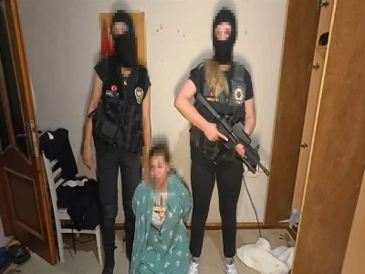Kırmızı b&uuml;ltenle aranan Faslı kadın İstanbul'da yakalandı