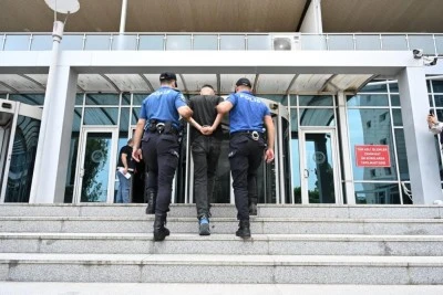 Kırmızı b&uuml;ltenle aranan h&uuml;k&uuml;ml&uuml; havalimanında yakalandı