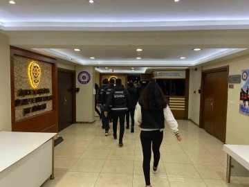 Kırmızı b&uuml;ltenle aranan uyuşturucu baronu &Uuml;rfi &Ccedil;etinkaya ile 5 su&ccedil; &ouml;rg&uuml;t&uuml; &uuml;yesi İstanbul Emniyet M&uuml;d&uuml;rl&uuml;ğ&uuml;ne getirildi
