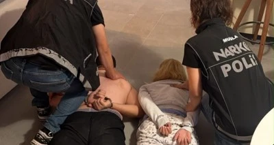 Kırmızı b&uuml;ltenle aranan uyuşturucu taciri kıskıvrak yakalandı
