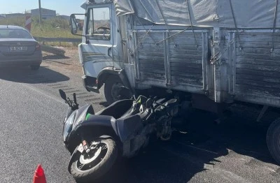 Kırmızı ışıkta bekleyen motosiklete kamyon &ccedil;arptı, 1 kişi yaşamını yitirdi