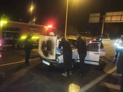 Kırmızı ışıkta bekleyen otomobilde yangın &ccedil;ıktı