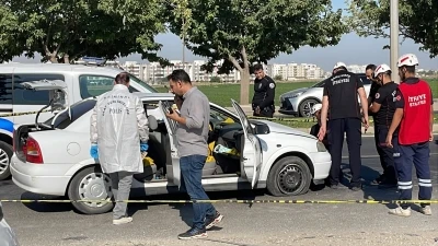Kırmızı ışıkta bekleyen otomobildekilere saldırı; 1 &ouml;l&uuml;, 2 yaralı