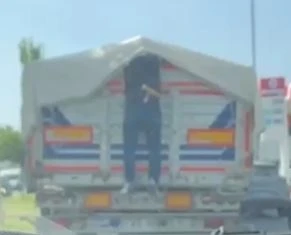 Kırmızı ışıkta duran kamyondan karpuz &ccedil;aldı