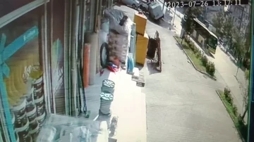 Kırmızı ışıkta ge&ccedil;en İETT otob&uuml;s&uuml;n&uuml;n &ccedil;arptığı kamyonet devrildi
