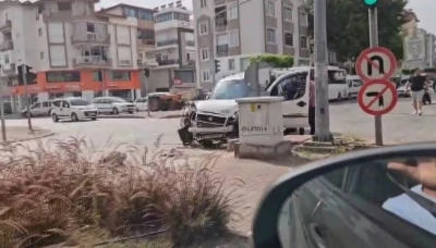 Kırmızı ışıkta ge&ccedil;en otomobil hafif ticari ara&ccedil;la &ccedil;arpıştı, s&uuml;r&uuml;c&uuml;ler yardım etmeden yollarına devam etti
