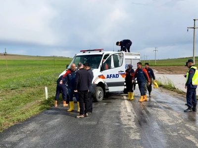 Kırşehir'de şiddetli sağanak; Tarım arazileri ve yollar g&ouml;le d&ouml;nd&uuml;