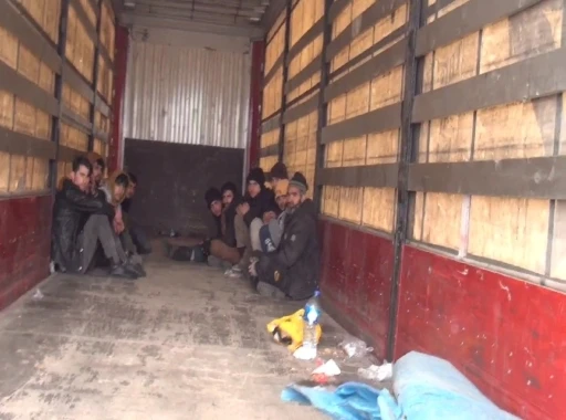 Kırşehir&rsquo;de tırda 11 d&uuml;zensiz g&ouml;&ccedil;men yakalandı
