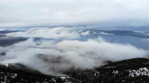 Kış turizminde yeni yıldız: Bulutların &uuml;st&uuml;nde g&ouml;l manzarasıyla kayak
