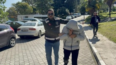 Kıskan&ccedil;lık nedeniyle tartıştığı eşini bı&ccedil;akladı