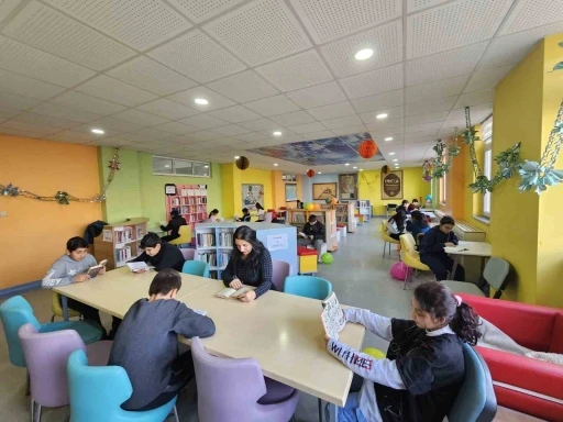 &lsquo;Kitap Kumbaram&rsquo; 8 yılda 17 k&uuml;t&uuml;phane kazandırdı