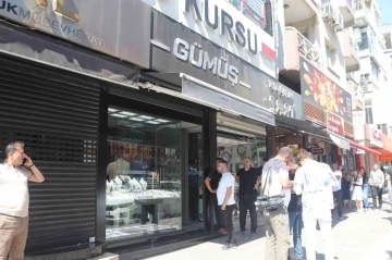 Kız arkadaşıyla birlikte gittiği g&uuml;m&uuml;ş&ccedil;&uuml;de cinayet işledi
