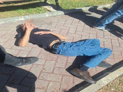 Kız &ccedil;ocuğunu taciz eden sapığı mahalleli d&ouml;v&uuml;p polis gelinceye kadar başında bekledi