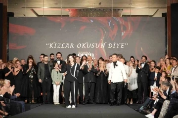 Kız &ccedil;ocuklarının okumasına dikkat &ccedil;ekmek i&ccedil;in podyuma &ccedil;ıktılar
