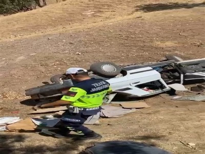 Kız istemeye gidenlerin otomobili devrildi: 3&rsquo;&uuml; &ccedil;ocuk, 8 yaralı