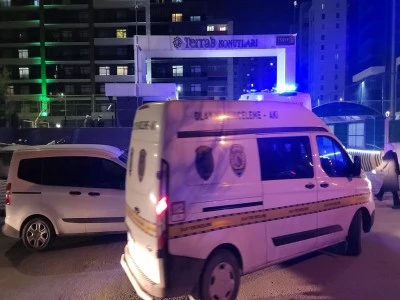 Kız kardeşini &ouml;ld&uuml;r&uuml;p, annesini yaraladıktan sonra intihar etti