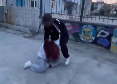Kız &ouml;ğrenci, kız arkadaşları tarafından d&ouml;v&uuml;ld&uuml;