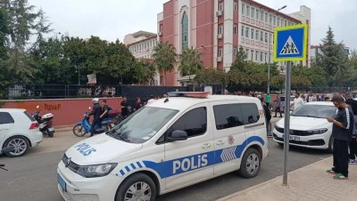 Kız &ouml;ğrenci okula giderek arkadaşını bı&ccedil;akladı