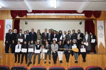Kız &ouml;ğrenciler sahnede &uuml;nl&uuml; şairleri canlandırdı
