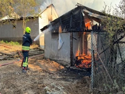 Kızgın damat 4'&uuml; ev olmak &uuml;zere 12 yapıyı yaktı