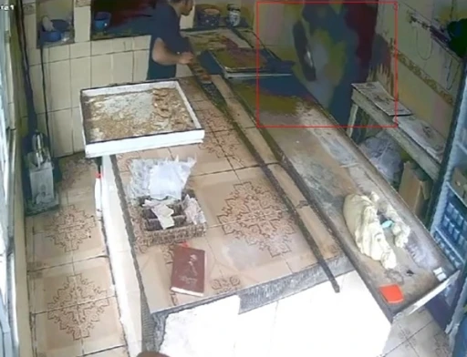 Kızgın pekmezi başından aşağı d&ouml;kt&uuml;, o anlar kamerada
