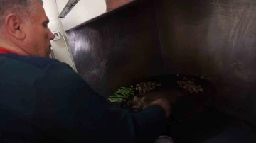 Kızgın sac &uuml;zerinde 7 saniyede pişiyor, porsiyonu 120 liradan satılıyor