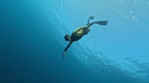 Kızıl mercanlara dikkat &ccedil;ekmek i&ccedil;in 30 metreye serbest dalış ger&ccedil;ekleştirdi
