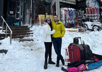 Kızılcık Şerbet dizisinin &uuml;nl&uuml; oyuncusu Bursa Uludağ'da aşk tazeledi 