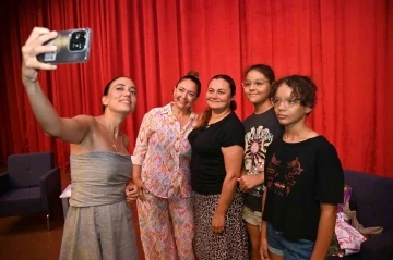 Kızılcık Şerbeti dizisi oyuncuları Manavgat&rsquo;a geldi
