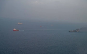 Kızıldeniz&rsquo;de vurulan petrol tankeri 28 g&uuml;n sonra g&uuml;venli b&ouml;lgeye &ccedil;ekildi
