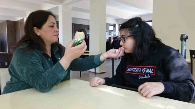 Kızının hayalleri i&ccedil;in engel tanımıyor
